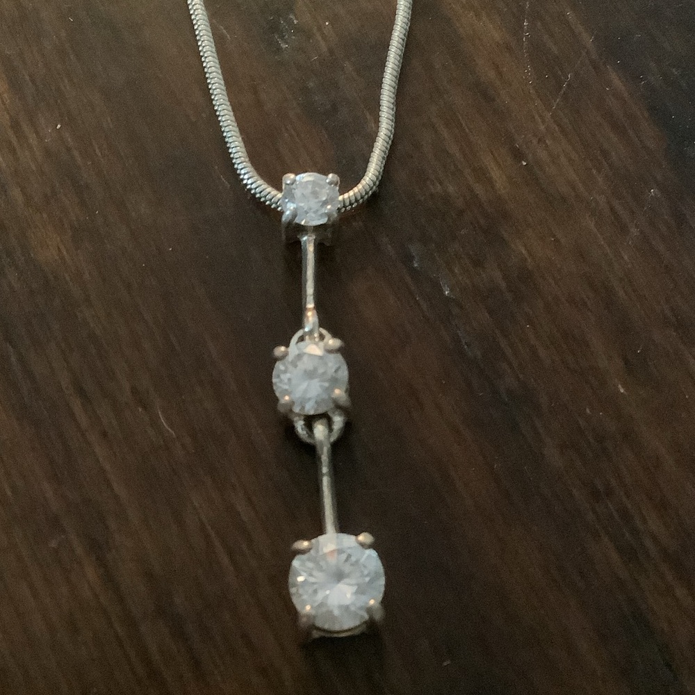 Elegant Sliver tone Pendant Necklace